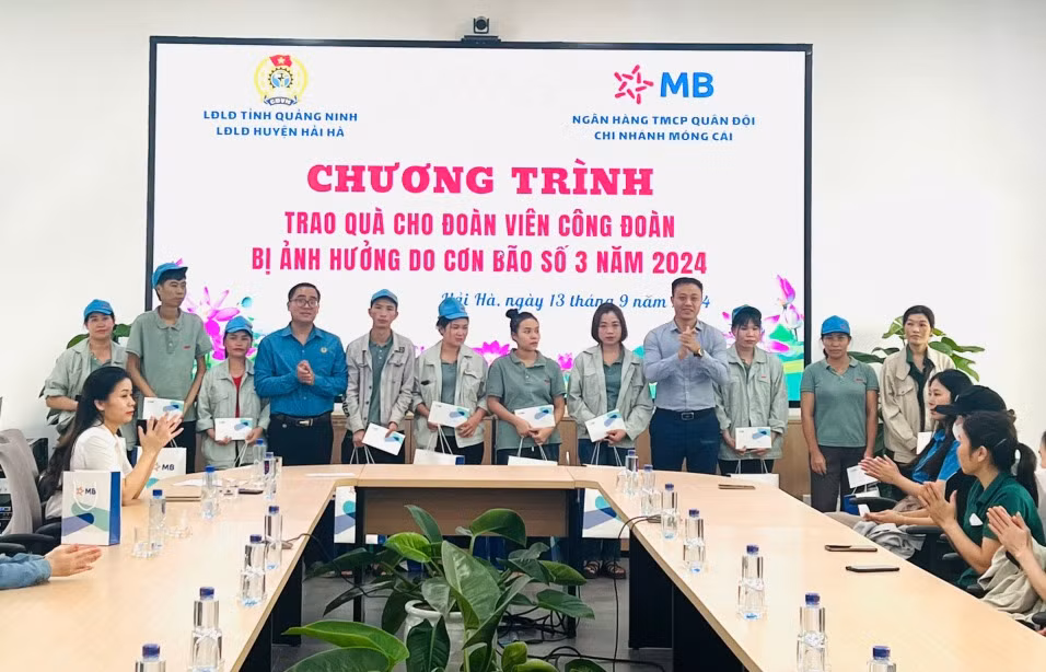 Lãnh đạo LĐLĐ huyện, MTTQ và các đoàn thể huyện và Ngân hàng TMCP Quân đội chi nhánh Móng Cái tặng quà và đến thăm hỏi, động viên trực tiếp các gia đình đoàn viên có hoàn cảnh khó khăn.