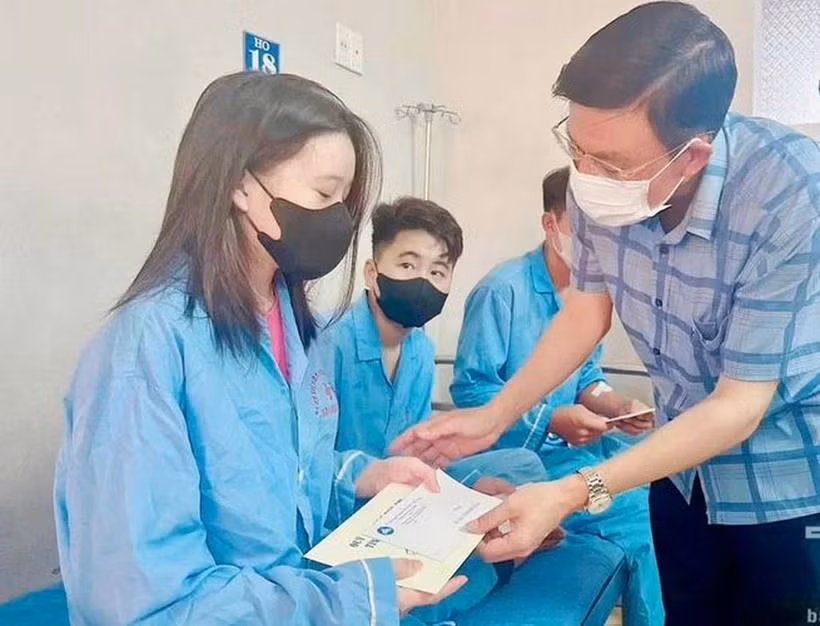 Chủ tịch Ủy ban Mặt trận Tổ quốc tỉnh Thái Nguyên trao tặng tiền hỗ trợ cho các bệnh nhân (Ảnh: Báo Thái Nguyên)