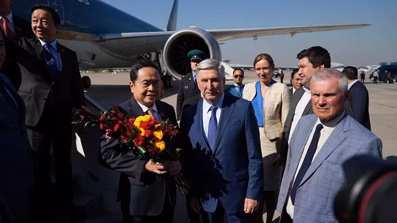 Phó Chủ tịch thứ nhất Duma Quốc gia Liên bang Nga I.I. Melnikov đón Chủ tịch Quốc hội Trần Thanh Mẫn. (Ảnh: XUÂN HƯNG)