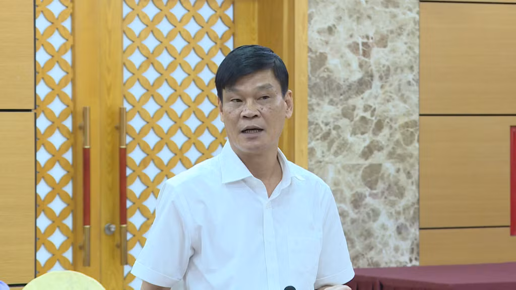 Ông Vũ Kiên Cường, Trưởng Ban Quản lý Vịnh Hạ Long, thông tin về tình trạng rác thải trên Vịnh Hạ Long do ảnh hưởng của cơn bão số 3 và những khó khăn trong việc khắc phục, xử lý.