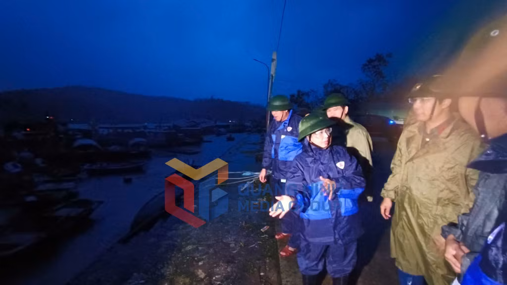 Tối 7/9, ngay sau khi bão Yagi quét qua Quảng Ninh, đồng chí Trịnh Thị Minh Thanh, Phó Bí thư Thường trực Tỉnh ủy, đã đến kiểm tra tình hình đảm bảo an toàn cho tàu thuyền neo đậu tránh trú bão tại Cảng cá Cái Xà Cong, phường Hà Phong, TP Hạ Long.