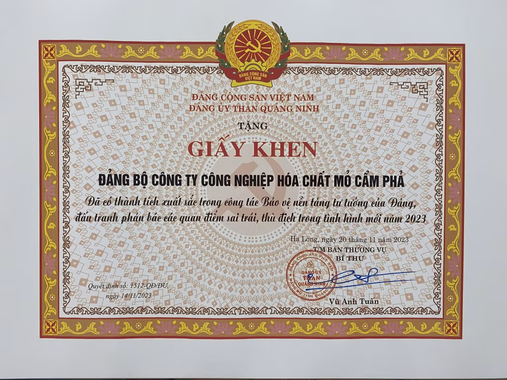 Đảng ủy Than Quảng Ninh tặng Giấy khen cho Đảng bộ Công ty năm 2023.
