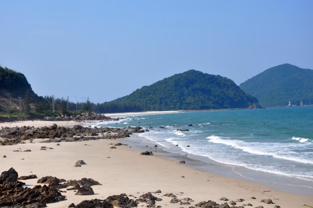 Bãi cát Cồn Trụi là nơi làm tổ và đẻ của loài rùa biển tại xã Minh Châu.