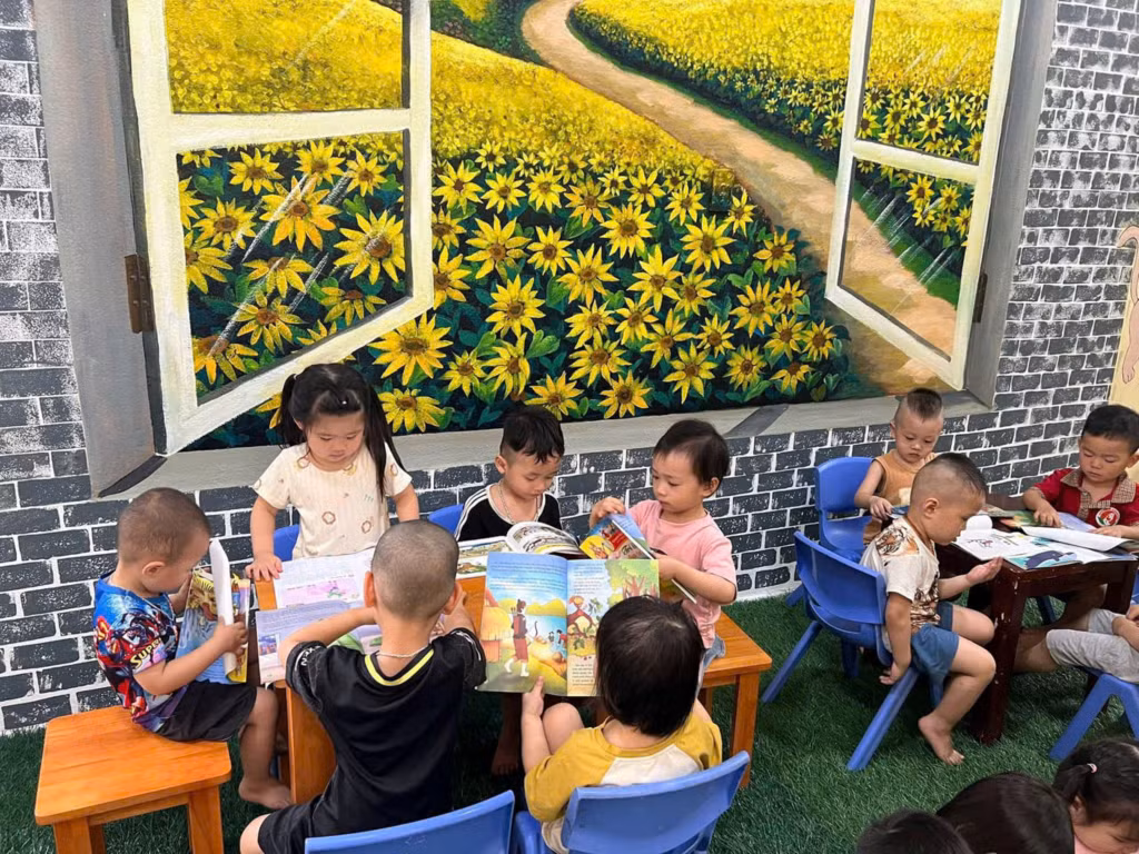 Trẻ lớp 4 tuổi Trường Mầm non thị trấn Bình Liêu (huyện Bình Liêu) tham gia "Ngày đọc sách" (tháng 4/2024).