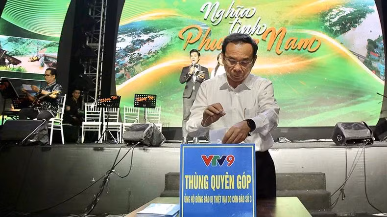 Đồng chí Nguyễn Văn Nên, Ủy viên Bộ Chính trị, Bí thư Thành ủy Thành phố Hồ Chí Minh đóng góp ủng hộ đồng bào miền bắc trong chương trình. (Ảnh: Dũng Phương).