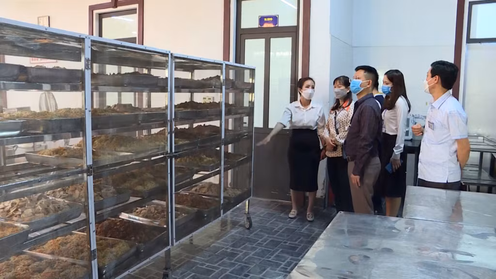 Chi cục ATVSTP tỉnh kiểm tra việc thực hiện các quy định về ATTP tại một cơ sở chế biến suất ăn cho học sinh trên địa bàn TP Hạ Long.