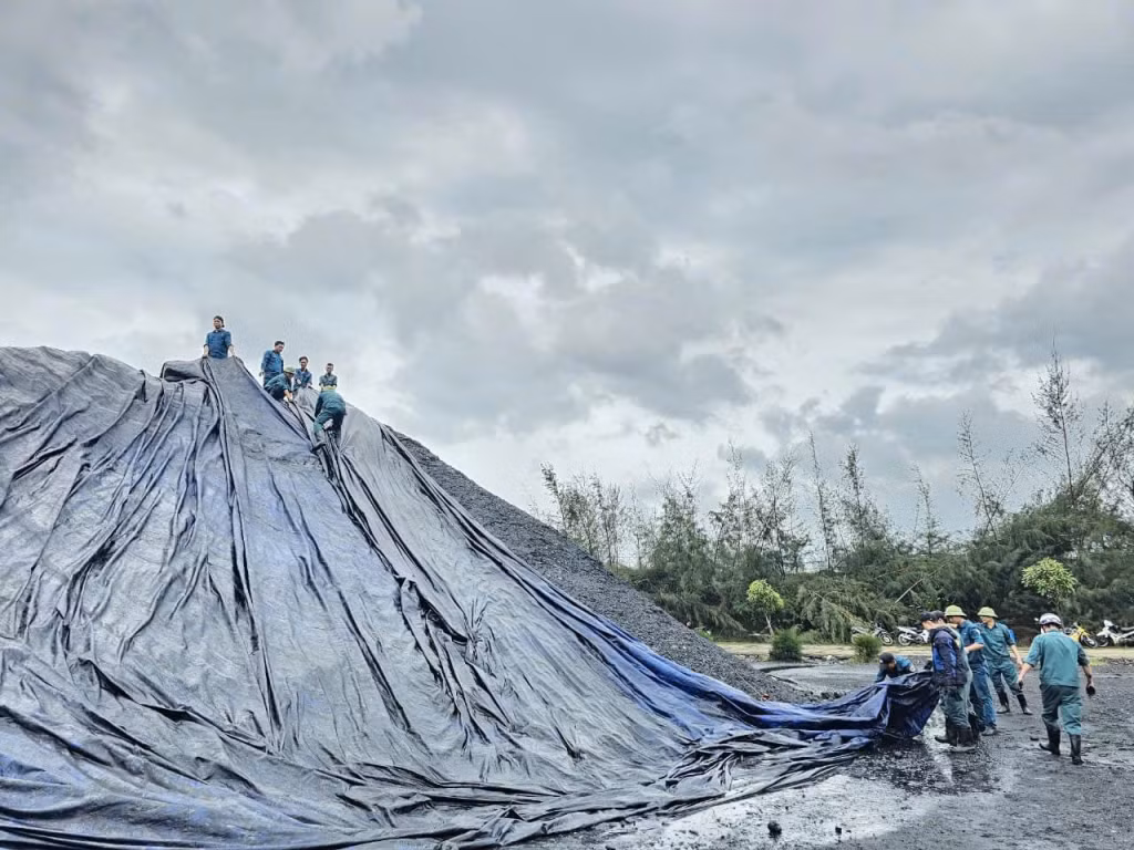 CBCNV Công ty khẩn trương bắt tay ngay vào khắc phục thiệt hại do bão số 3 gây ra, từng bước ổn định sản xuất.