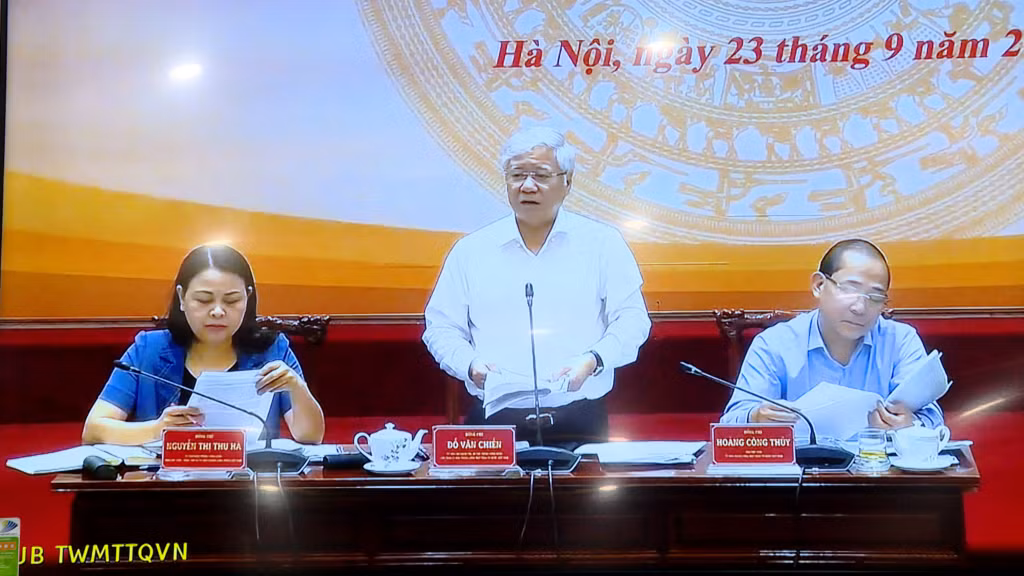 Đồng chí Đỗ Văn Chiến, Ủy viên Bộ Chính trị, Bí thư Trung ương Đảng, Chủ tịch Ủy ban Trung ương MTTQ Việt Nam phát biểu chỉ đạo tại cuộc họp.