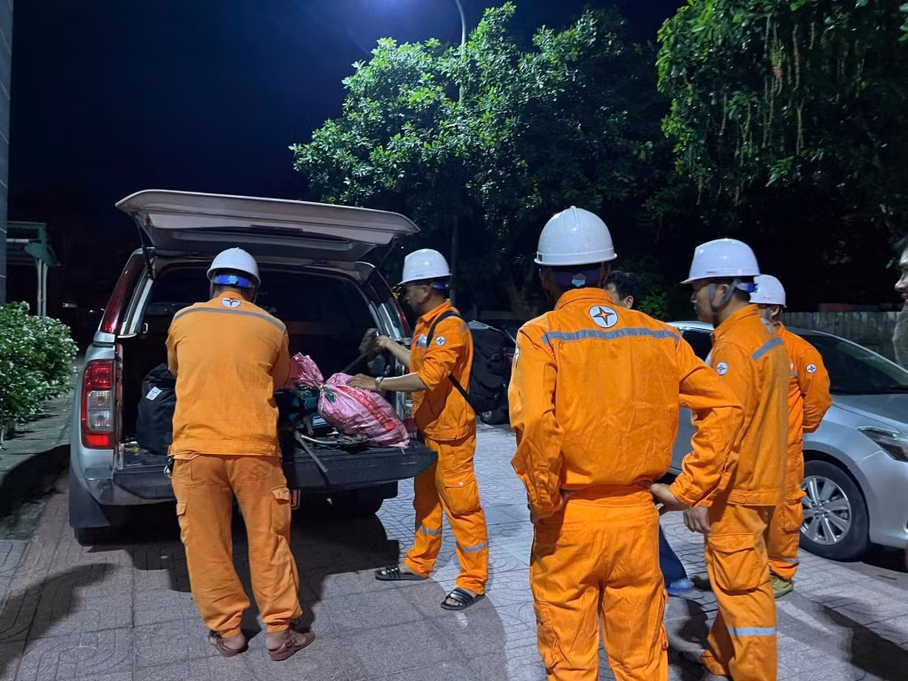 Các đội xung kích của Tổng Công ty Điện lực miền Bắc lên đường hỗ trợ Quảng Ninh khắc phục sự cố lưới điện.