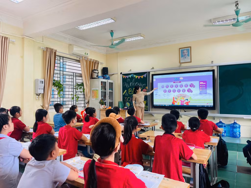 Tiết học ứng dụng công nghệ thông tin trong giảng dạy của cô và trò Trường Tiểu học Hà Lầm.