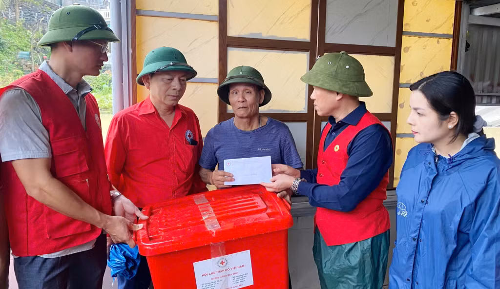 Lãnh đạo Trung ương Hội CTĐ Việt Nam và Hội CTĐ tỉnh cùng TP Hạ Long trao tiền và đồ dùng cho gia đình ông Nguyễn Văn Thắng ở khu 5, phường Hà Lầm (TP Hạ Long) bị ảnh hưởng cơn bão số 3.