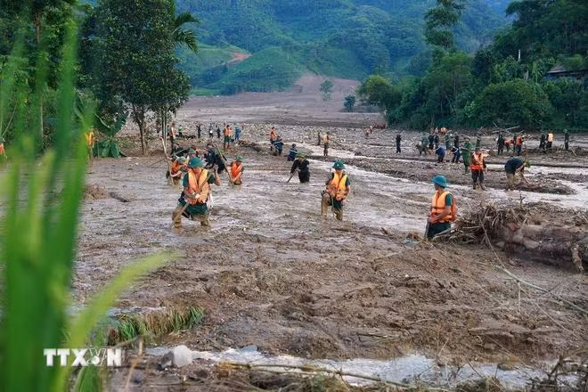 Lực lượng quân đội triển khai tìm kiếm các nạn nhân mất tích do sạt lở đất tại Làng Nủ, xã Phúc Khánh, huyện Bảo Yên. (Ảnh: Dương Giang/TTXVN)