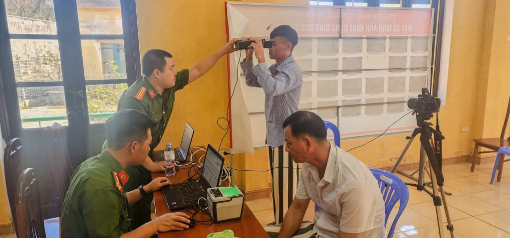Phòng Cảnh sát Quản lý hành chính về trật tự xã hội (Công an tỉnh) thu thập thông tin của các phạm nhân được đề nghị đặc xá tha tù năm 2024 tại Trại tạm giam Công an tỉnh.