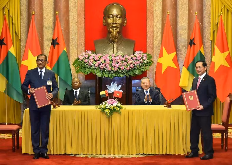 Tổng Bí thư, Chủ tịch nước Tô Lâm và Tổng thống Guinea-Bissau Umaro Sissoco Embaló chứng kiến lễ ký Bản ghi nhớ về cơ chế tham vấn chính trị và ngoại giao giữa hai Bộ Ngoại giao. (Ảnh: THỦY NGUYÊN)