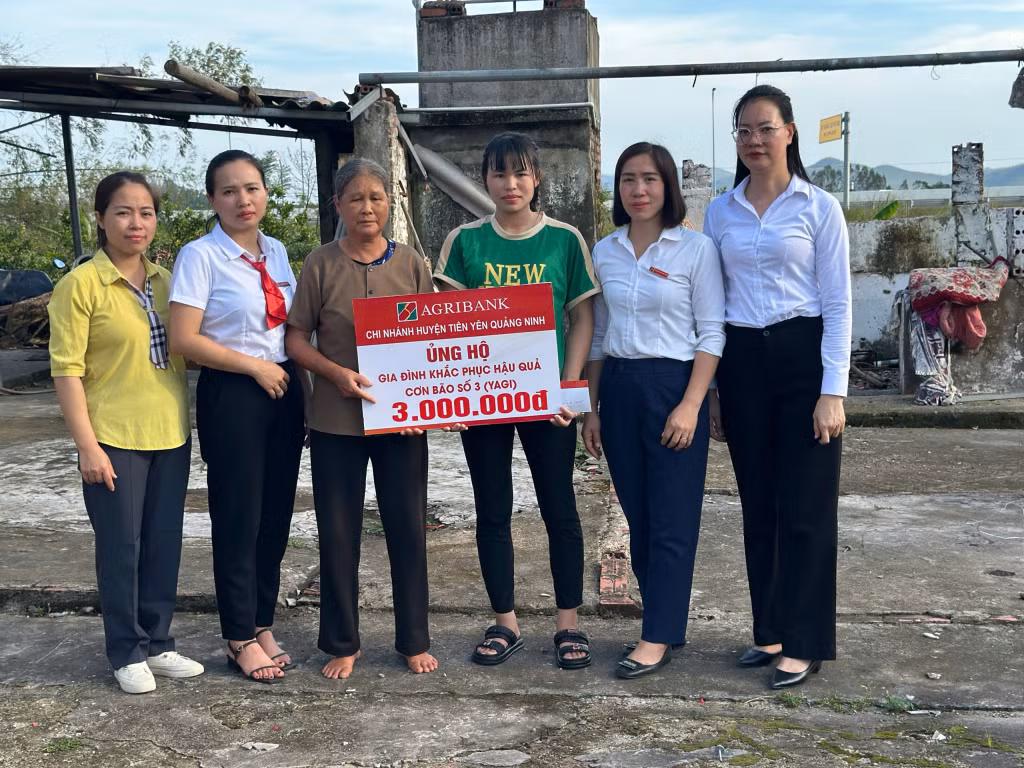 Agribank Chi nhánh Tiên Yên trích ủng hộ 50 triệu đồng cho các hộ dân trên địa bàn huyện khắc phục hậu quả sau bão số 3.