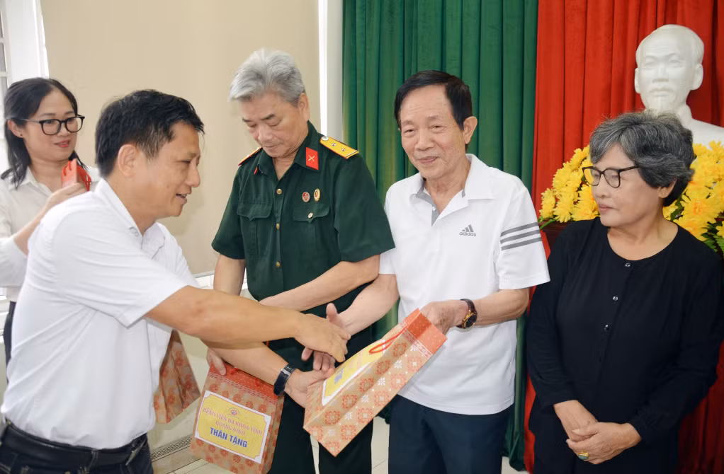 Bệnh viện Đa khoa tỉnh, tặng quà cho các thương binh, bệnh binh, người có công ở phường Trần Hưng Đạo, tháng 7/2024. Ảnh: Dương Trường