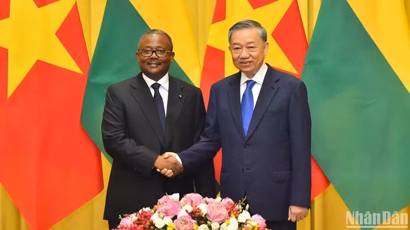 Tổng Bí thư, Chủ tịch nước Tô Lâm và Tổng thống Cộng hòa Guinea-Bissau Umaro Sissoco Embaló tại buổi hội đàm. (Ảnh: THỦY NGUYÊN)