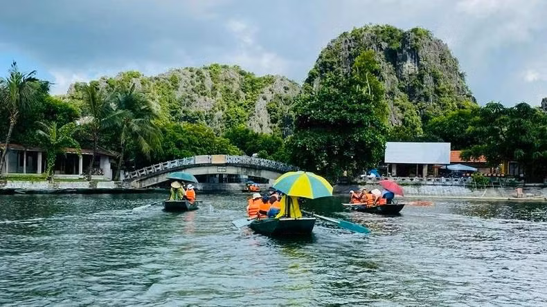 Du khách tham quan danh thắng Tam Cốc, Ninh Bình.
