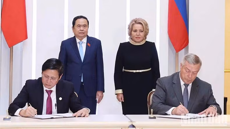Hai nhà lãnh đạo chứng kiến Lễ ký thỏa thuận hợp tác giữa tỉnh Bà Rịa-Vũng Tàu và tỉnh Rostov. (Ảnh: Thống Nhất/TTXVN)