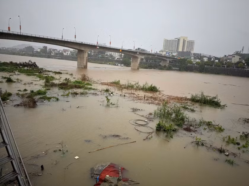 Nước lũ trên sông Hồng dâng cao