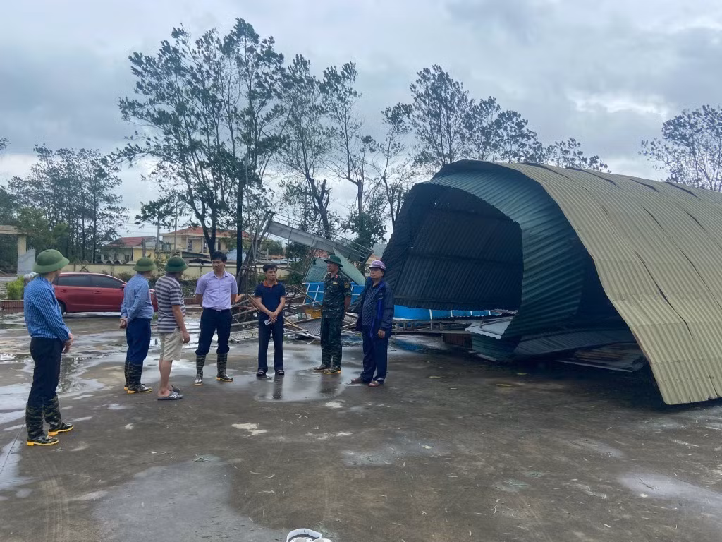 Lãnh đạo thị xã chỉ đạo khắc phục hậu quả sau cơn bão.
