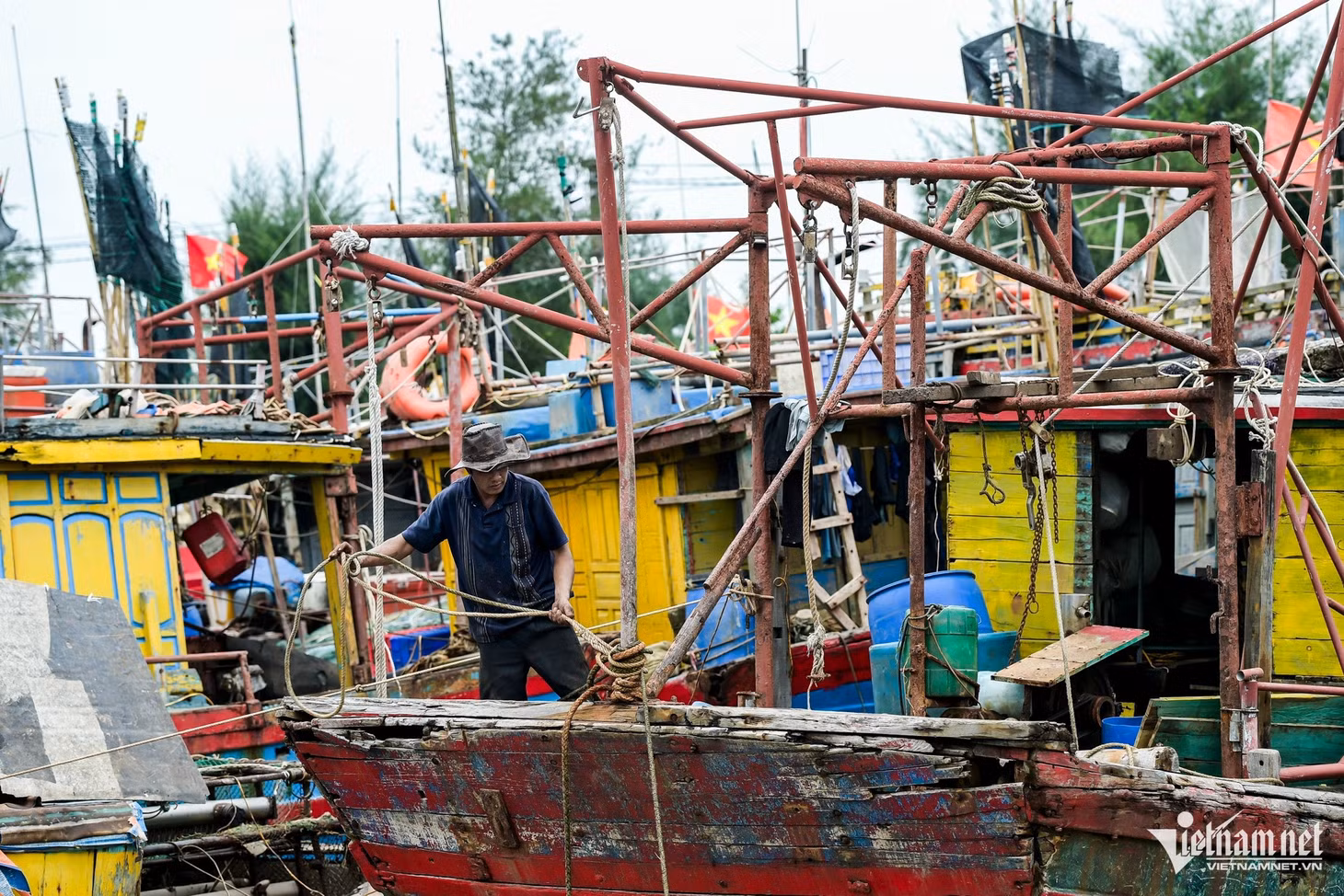 Tại Cảng cá Ninh Cơ, thị trấn Thịnh Long (huyện Hải Hậu, Nam Định), các ngư dân hối hả chằng buộc tàu thuyền, di chuyển ngư cụ lên bờ để tránh bão số 3 sáng 6/9. Ảnh: Trọng Tùng