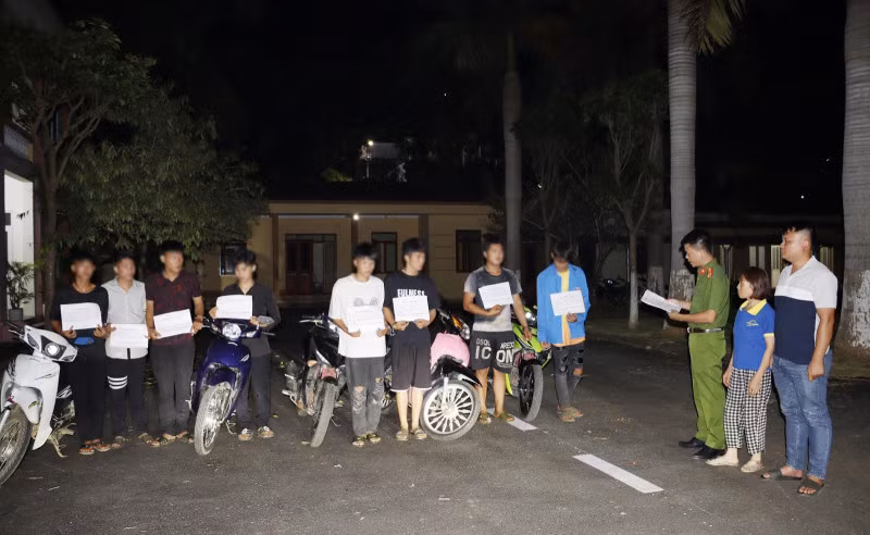 Tống đạt quyết định tạm giữ 08 đối tượng để điều tra về hành vi giết người.