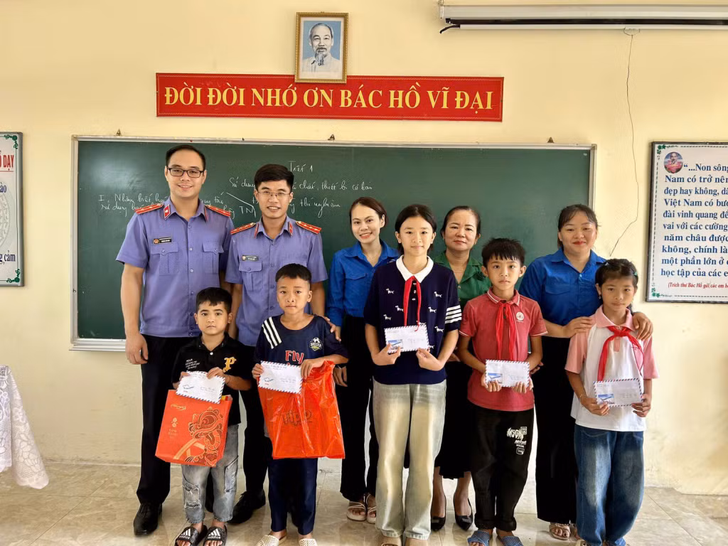 Chi Đoàn Viện Kiểm Sát và Tòa án nhân dân huyện tặng quà cho trẻ em có hoàn cảnh khó khăn tại xã Điền Xá.