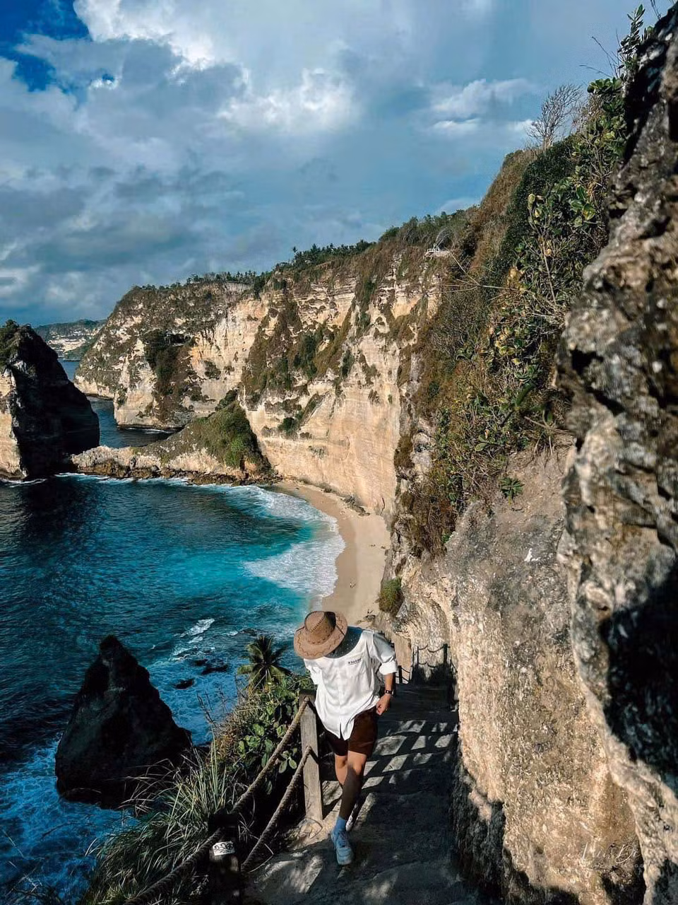 Đến Nusa Penida, du khách còn có thể trekking khám phá những con đường mòn ngoằn ngoèo, chinh phục những đỉnh núi cao để ngắm nhìn toàn cảnh hòn đảo hay lặn biển ngắm san hô tại vịnh Crystal. Ảnh: Win Đi
