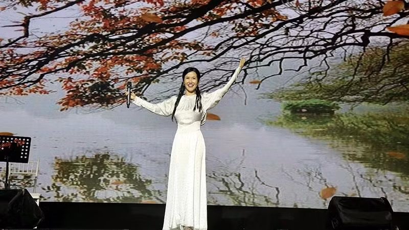 Ca sĩ Hồng Nhung trình bày ca khúc Nhớ mùa thu Hà Nội (sáng tác Trịnh Công Sơn) trong chương trình. (Ảnh: Dũng Phương).