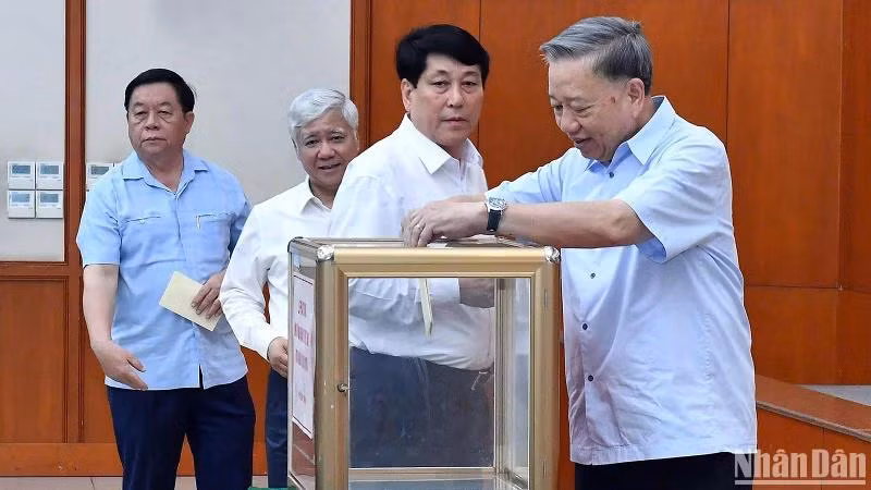 Tổng Bí thư, Chủ tịch nước Tô Lâm và các đồng chí lãnh đạo Đảng, Nhà nước tiến hành quyên góp ủng hộ đồng bào chịu ảnh hưởng của bão số 3 tại buổi lễ.