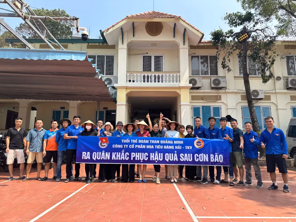 Tuổi trẻ Đoàn Than xung kích tham gia dọn vệ sinh môi trường tại các phân xưởng, xí nghiệp, khai trường của đơn vị nhằm sớm ổn định sản xuất.
