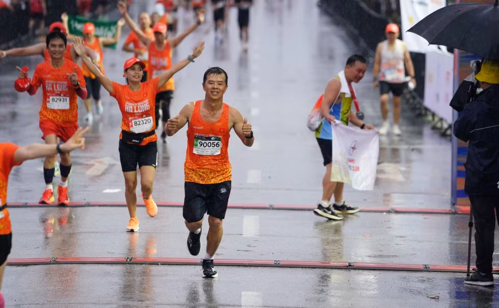 Runner Chung Quang Ngọc về đích thứ 2, cự lý Full Marathon 42km.