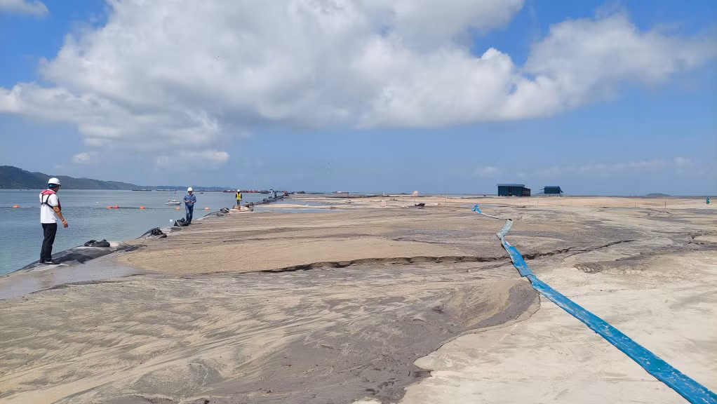 Đơn vị thi công đang khẩn trương thi công Dự án Bến cảng tổng hợp Vạn Ninh