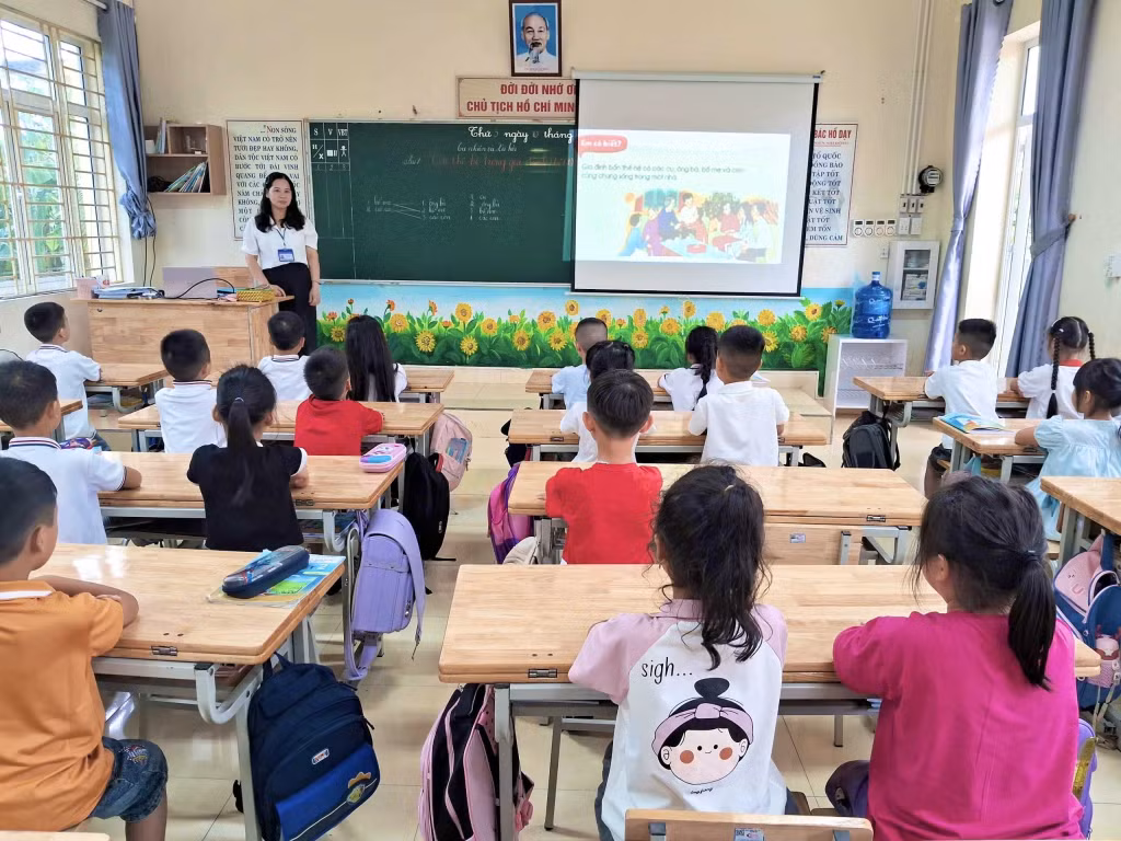Cô và trò Trường Tiểu học thị trấn Quảng Hà sôi nổi trong học tập sau bão. Ảnh: Thái Hà (Trung tâm TT-VH Hải Hà)