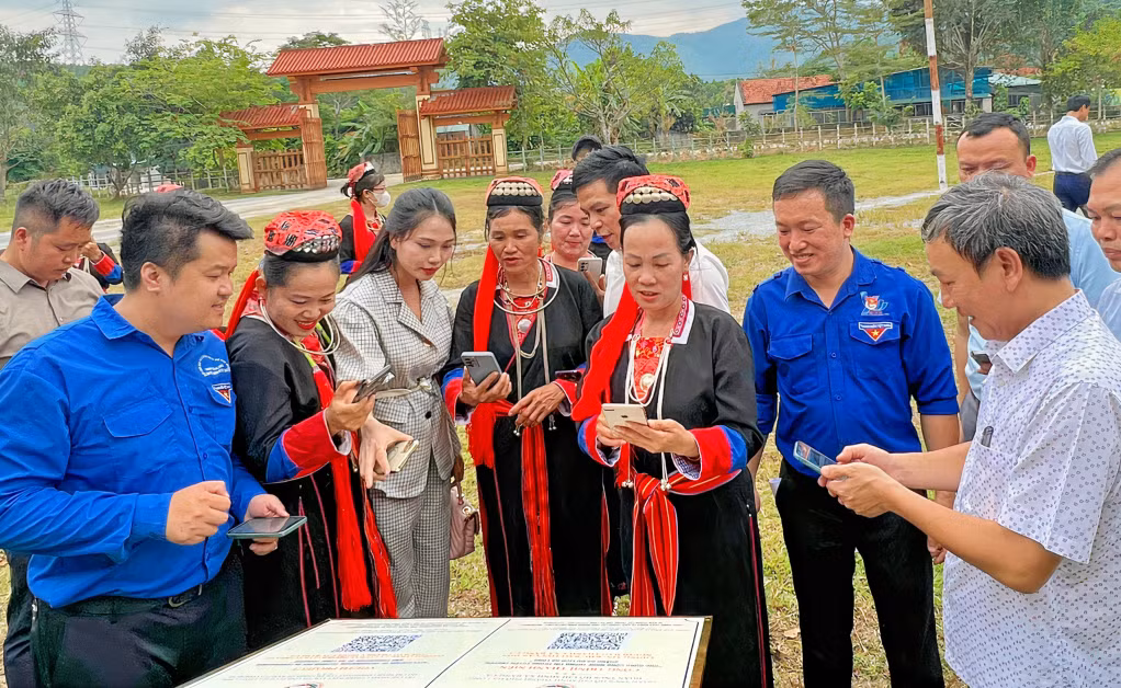 Đoàn Thanh niên xã Bằng Cả (TP Hạ Long) tổ chức gắn mã QR - code công trình thanh niên “Ứng dụng công nghệ thông tin trong tuyên truyền, quảng bá Khu bảo tồn văn hoá người Dao Thanh Y