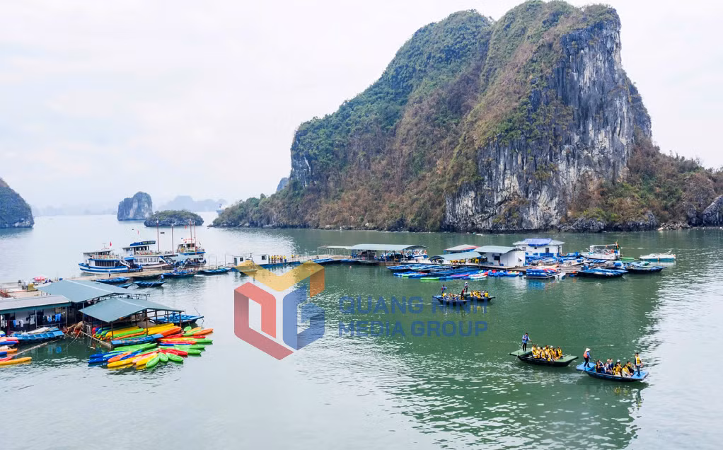 Du khách hào hứng tham gia chèo thuyền trên Vịnh (9-2024). Ảnh: Đỗ Giang