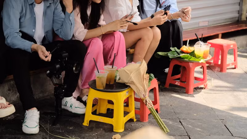 Thưởng thức gói cốm dẻo bên ly trà chanh, trà quất... ngắm nhìn mùa thu Hà Nội. Ảnh: Trang My