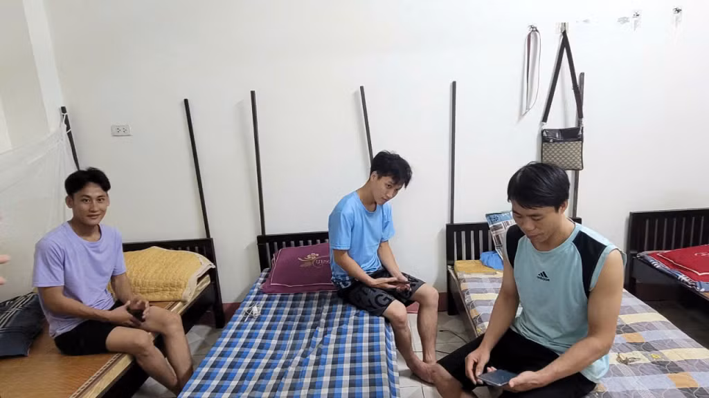Thợ lò Giàng Vần Vư cùng các đồng nghiệp đang nghỉ ngơi tại Khu Chung cư Cẩm Đông.