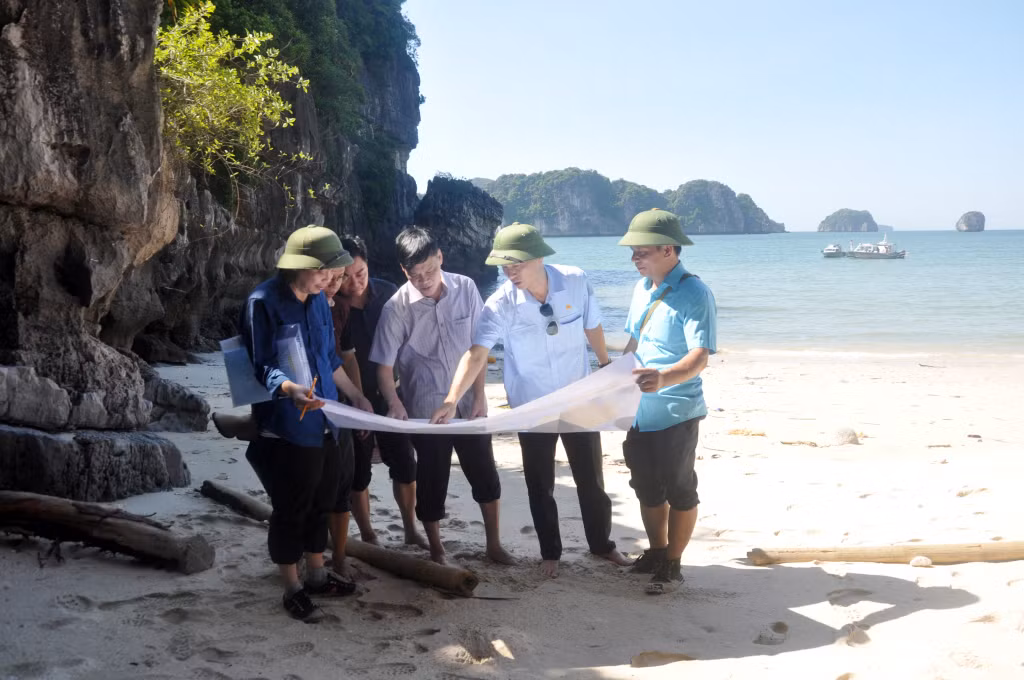 Ông Vũ Kiên Cường cùng các cán bộ Ban Quản lý Vịnh Hạ Long khảo sát tại bãi cát Trà Giời trên Vịnh Hạ Long.