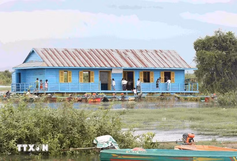 Điểm trường nổi có hai lớp học dành cho con em người gốc Việt và Campuchia tại ấp Koh Ka Ek, xã Reang Til, huyện Kandieng, tỉnh Pursat. (Ảnh: Huỳnh Thảo/TTXVN)