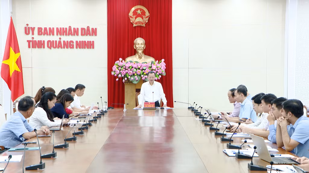 Đồng chí Cao Tường Huy, Chủ tịch UBND tỉnh phát biểu tại buổi làm việc với Ngân hàng BIDV. 