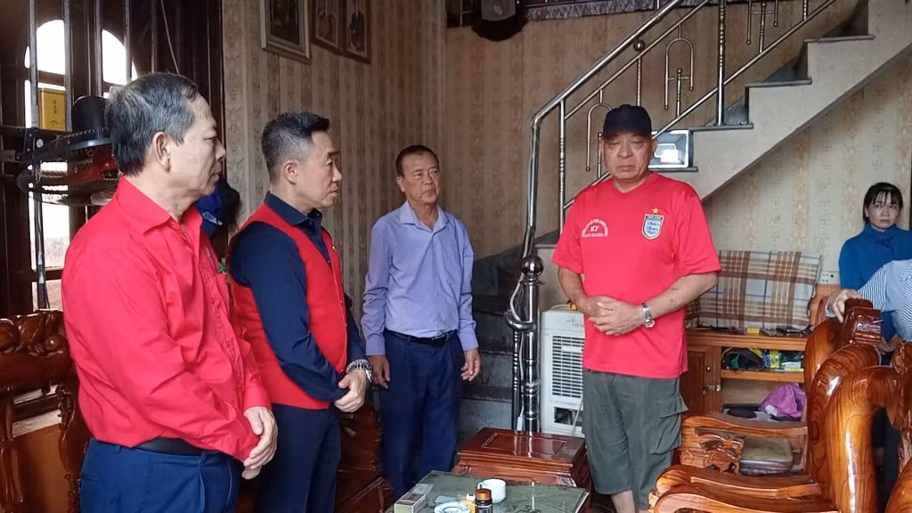 Đoàn đến thăm, động viên tinh thần các gia đình có người bị thiệt mạng do cơn bão số 3.