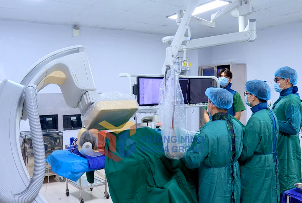 Can thiệp tim mạch cho người bệnh tại Bệnh viện Bãi Cháy (9-2024). Ảnh: Nguyễn Hoa
