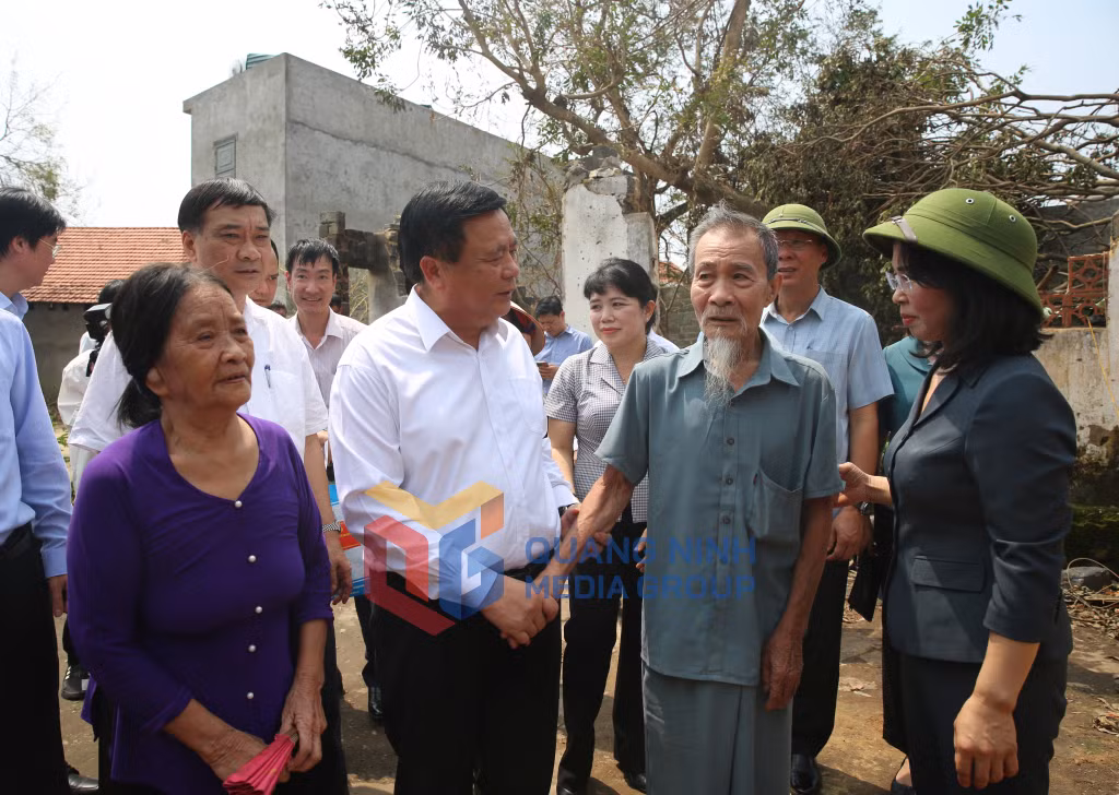 Các đồng chí lãnh đạo Trung ương, lãnh đạo tỉnh Quảng Ninh thăm hỏi, động viên gia đình ông Nguyễn Văn Hải, thôn 16, xã Hiệp Hòa, TX Quảng Yên.