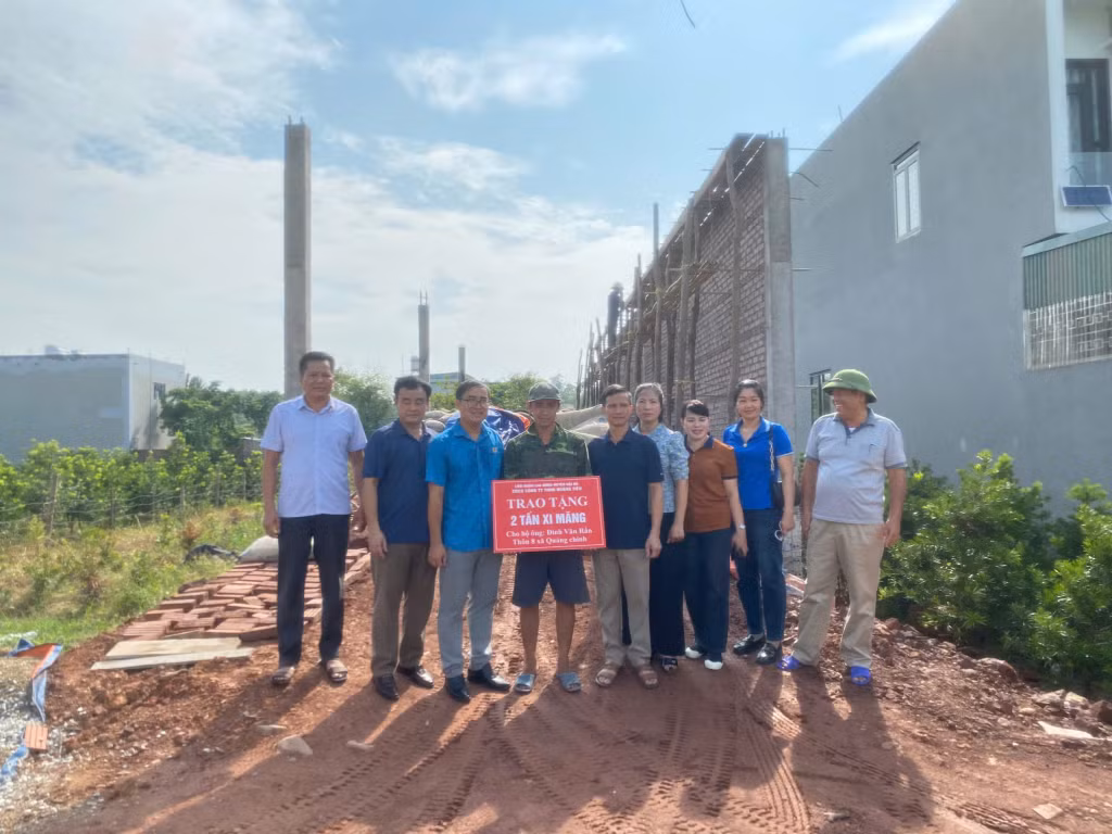 Liên đoàn Lao động huyện Hải Hà và Công đoàn cơ sở Công ty TNHH Hoàng Tiêu tổ chức trao tặng 2 tấn xi măng để xây dựng nhà ở mới cho gia đình ông Đinh Văn Rắn.