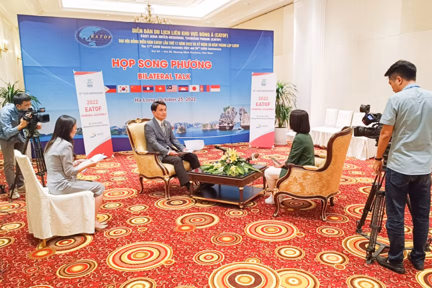 Phóng viên Trung tâm Truyền thông tỉnh phỏng vấn lãnh đạo tỉnh Gangwon tại Đại hội đồng Diễn đàn du lịch liên khu vực Đông Á (EATOF) lần thứ 1 diễn ra tại TP Hạ Long.