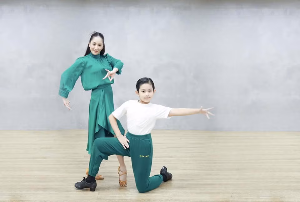 Mẹ Khánh Thi cùng con trai Kubi tạo thành một đôi nhảy rất thú vị.