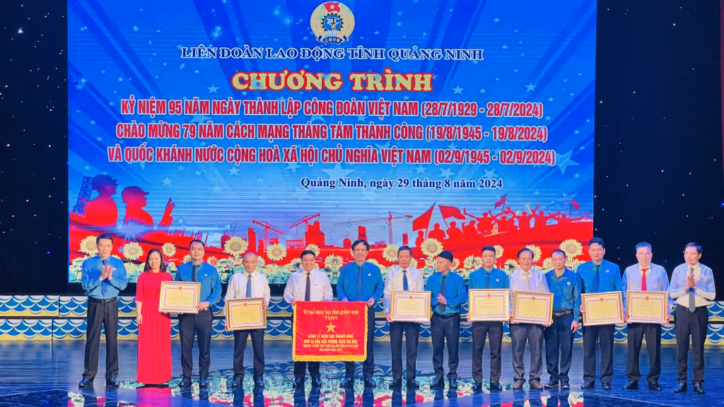 Các đồng chí: Vũ Văn Diện, Phó Chủ tịch Thường trực UBND tỉnh; Tô Xuân Thao, Chủ tịch LĐLĐ tỉnh trao tặng cờ, bằng khen cho các doanh nghiệp giỏi giai đoạn 2020-2022. 