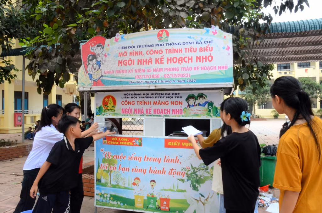 Học sinh Trường PTDTNT huyện Ba Chẽ phân loại rác tại trường.
